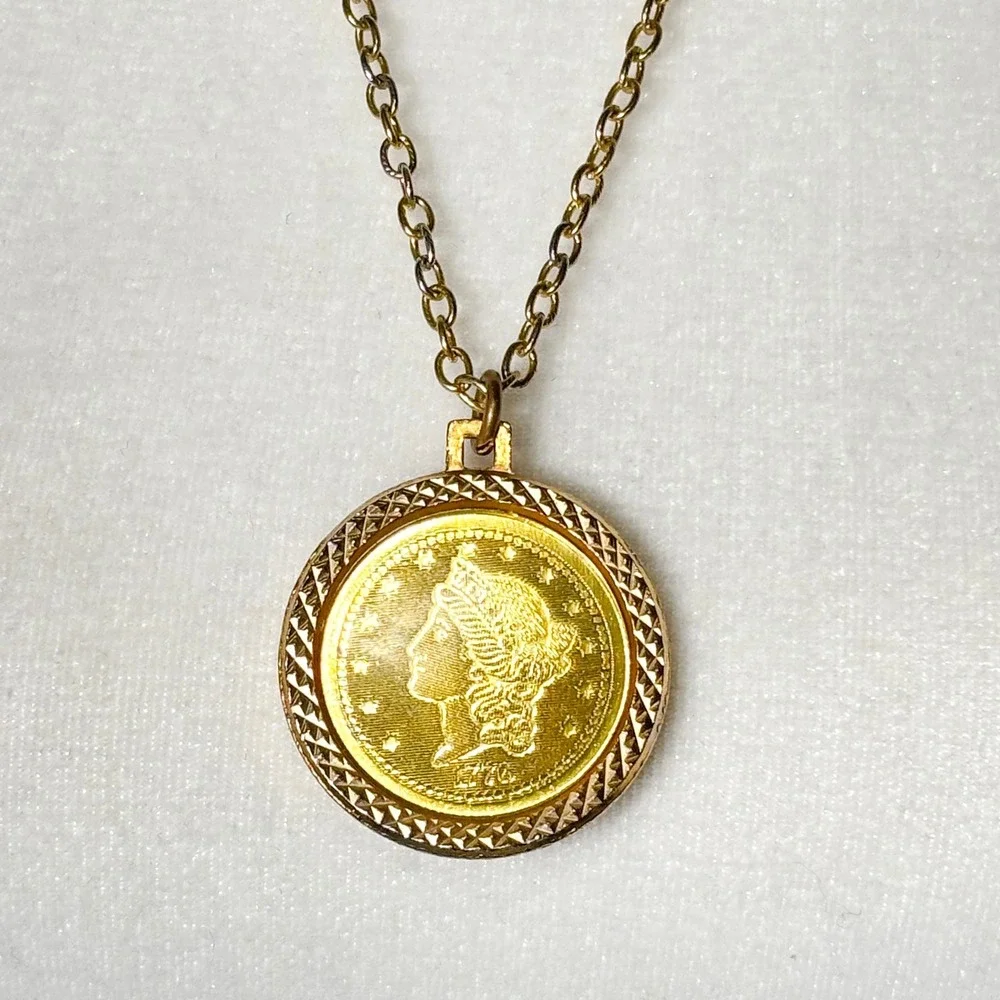 VTG Gold Tone 1776 Liberty Coin Pendant Necklace Eagle Crest Diamond Cut Bezel